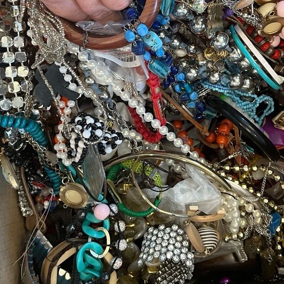 3 LB “BOTTOM OF BOX” MYSTERY JEWELRY LOT~ Hidden treasures from Jewelry Haul - Picture 10 of 11